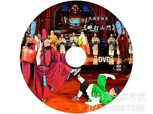我校学生参演的话剧醉打山门