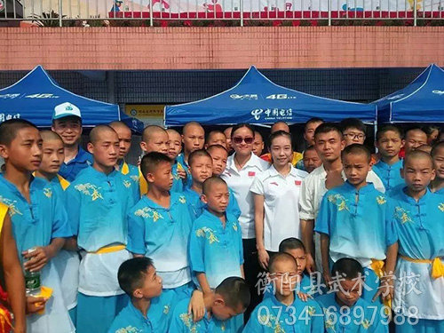 我校学子与奥运冠军龚智超、凌洁合影