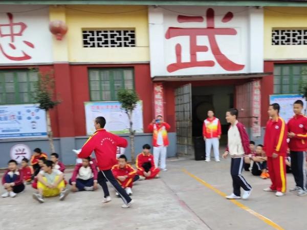 青春多巴胺，开启活力周——衡阳县船山文武学校开展“转圈接纸”活动