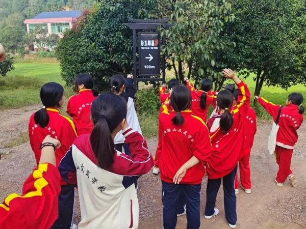 探彭玉麟墓，寻红色足迹——船山文武学校女子班秋游活动