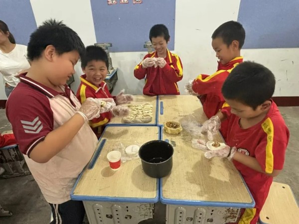 小小饺子香，浓浓师生情！衡阳县船山文武学校五年级举行班团实践活动