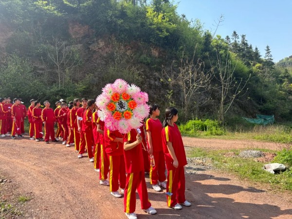 清明祭英魂丨一堂行走的感恩教育课：师生共缅彭玉麟将军